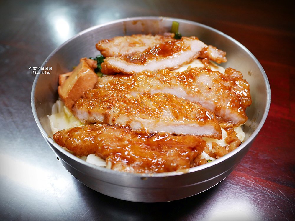 鶯歌美食「忠孝排骨飯」懷舊系炸排骨浸滷汁,三鶯線鶯桃福德站 鶯歌美食「忠孝排骨飯」懷舊系炸排骨浸滷汁,三鶯線鶯桃福德站
