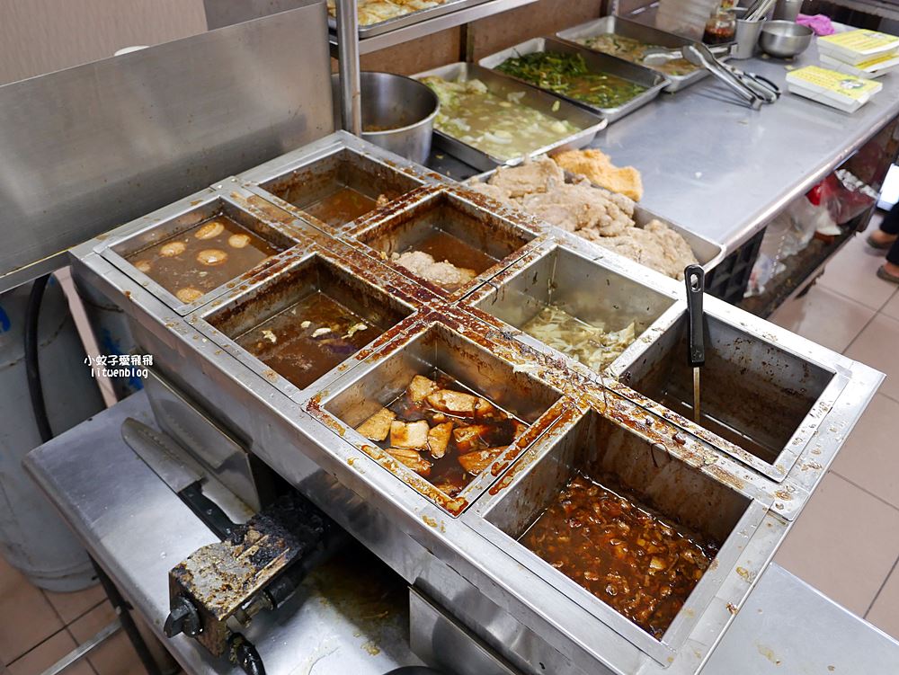 鶯歌美食「忠孝排骨飯」懷舊系炸排骨浸滷汁,三鶯線鶯桃福德站 鶯歌美食「忠孝排骨飯」懷舊系炸排骨浸滷汁,三鶯線鶯桃福德站
