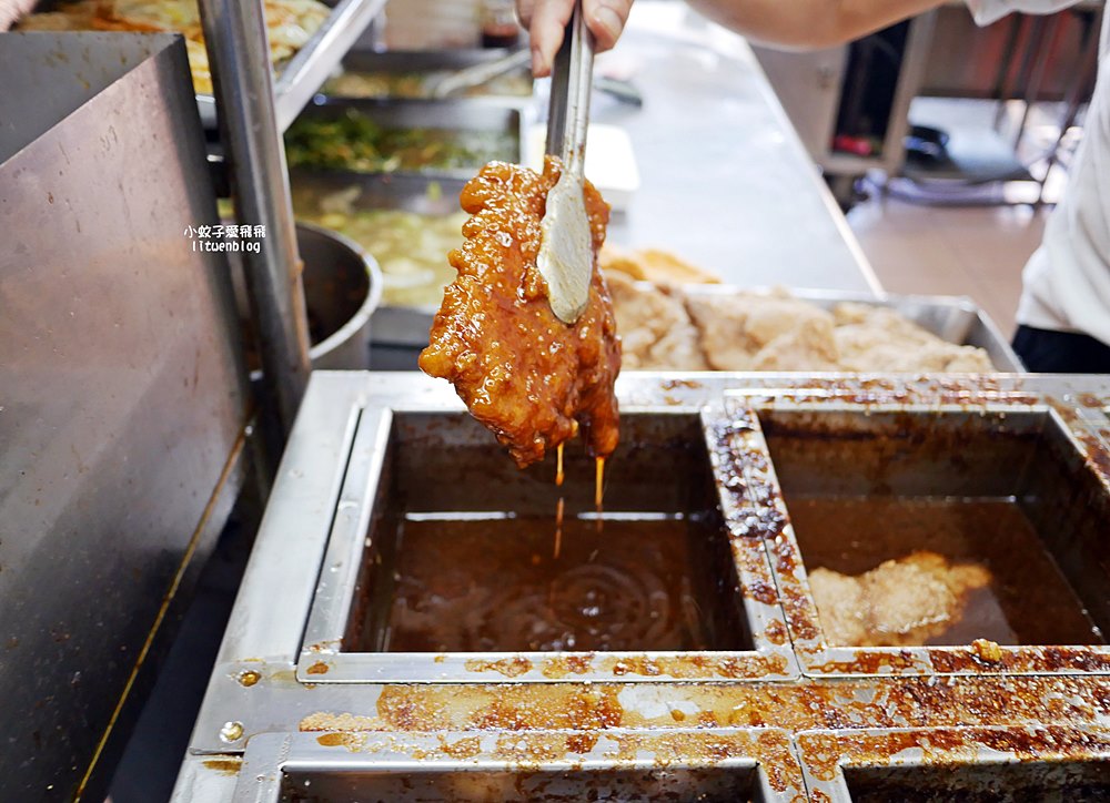 鶯歌美食「忠孝排骨飯」懷舊系炸排骨浸滷汁,三鶯線鶯桃福德站 鶯歌美食「忠孝排骨飯」懷舊系炸排骨浸滷汁,三鶯線鶯桃福德站