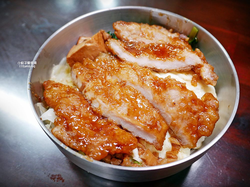鶯歌美食「忠孝排骨飯」懷舊系炸排骨浸滷汁,三鶯線鶯桃福德站 鶯歌美食「忠孝排骨飯」懷舊系炸排骨浸滷汁,三鶯線鶯桃福德站