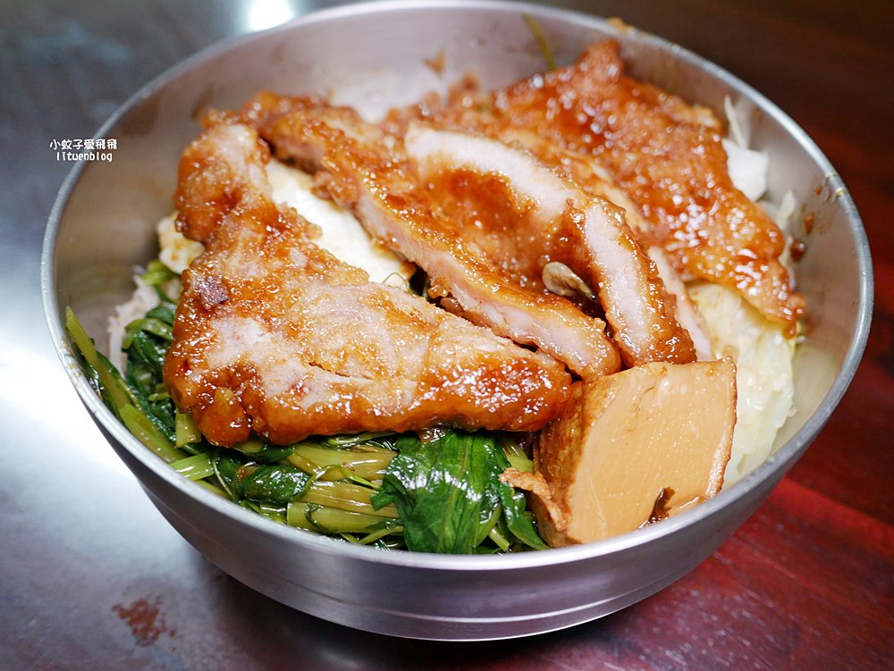 鶯歌美食「忠孝排骨飯」懷舊系炸排骨浸滷汁,三鶯線鶯桃福德站 鶯歌美食「忠孝排骨飯」懷舊系炸排骨浸滷汁,三鶯線鶯桃福德站