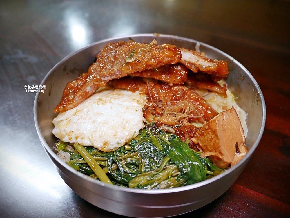 鶯歌美食「忠孝排骨飯」懷舊系炸排骨浸滷汁,三鶯線鶯桃福德站 鶯歌美食「忠孝排骨飯」懷舊系炸排骨浸滷汁,三鶯線鶯桃福德站