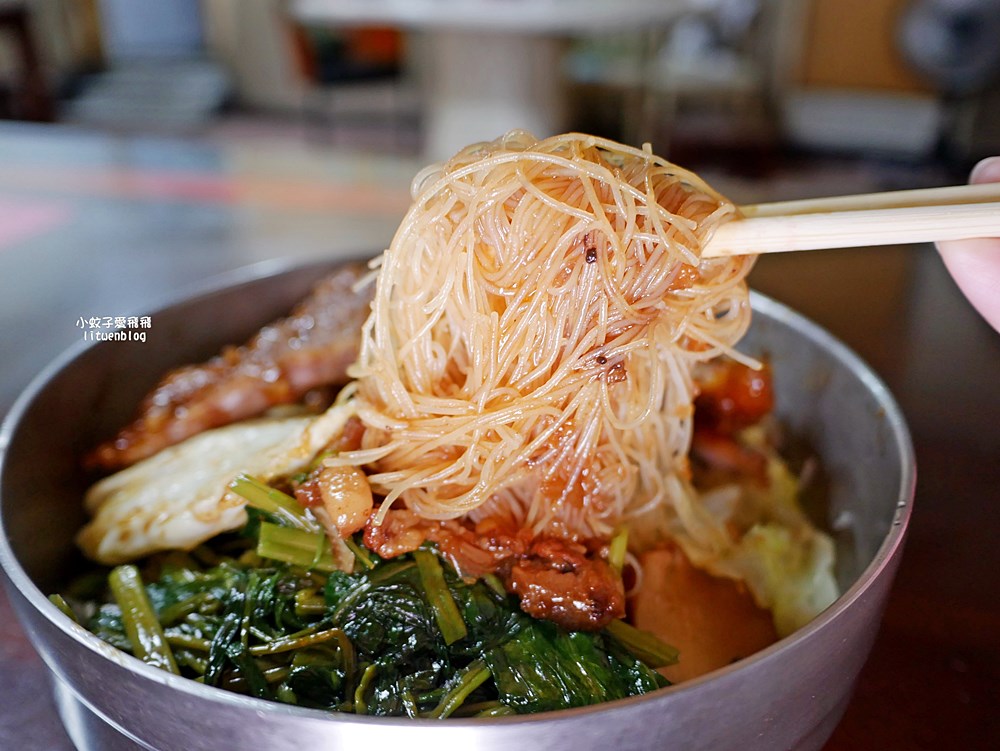 鶯歌美食「忠孝排骨飯」懷舊系炸排骨浸滷汁,三鶯線鶯桃福德站 鶯歌美食「忠孝排骨飯」懷舊系炸排骨浸滷汁,三鶯線鶯桃福德站