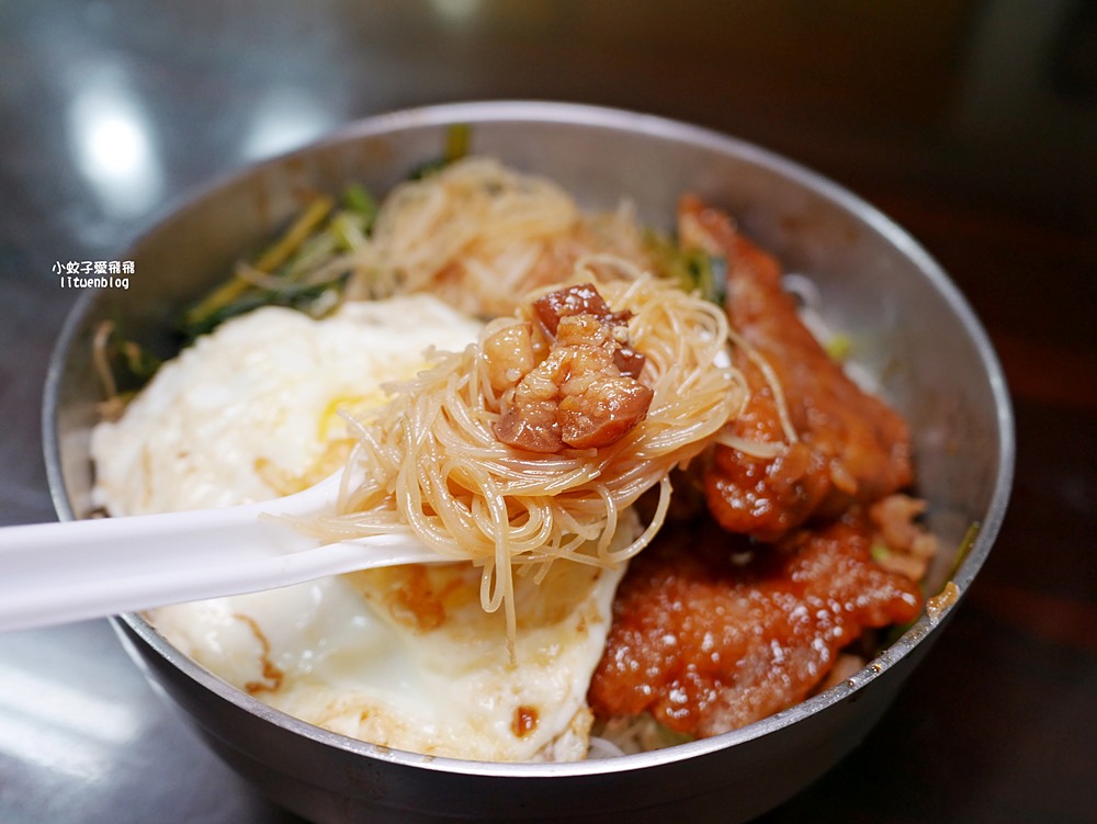 鶯歌美食「忠孝排骨飯」懷舊系炸排骨浸滷汁，三鶯線鶯桃福德站