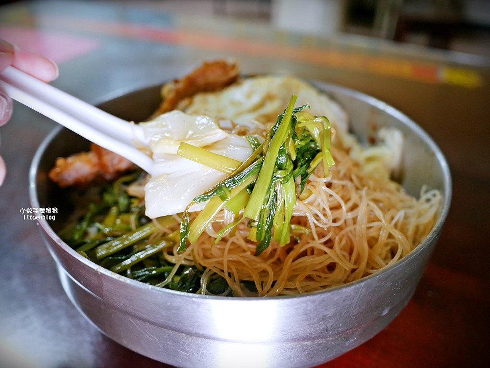 鶯歌美食「忠孝排骨飯」懷舊系炸排骨浸滷汁,三鶯線鶯桃福德站 鶯歌美食「忠孝排骨飯」懷舊系炸排骨浸滷汁,三鶯線鶯桃福德站