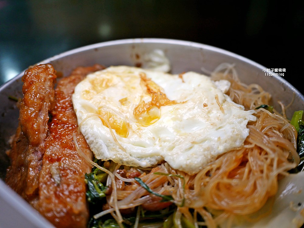鶯歌美食「忠孝排骨飯」懷舊系炸排骨浸滷汁,三鶯線鶯桃福德站 鶯歌美食「忠孝排骨飯」懷舊系炸排骨浸滷汁,三鶯線鶯桃福德站