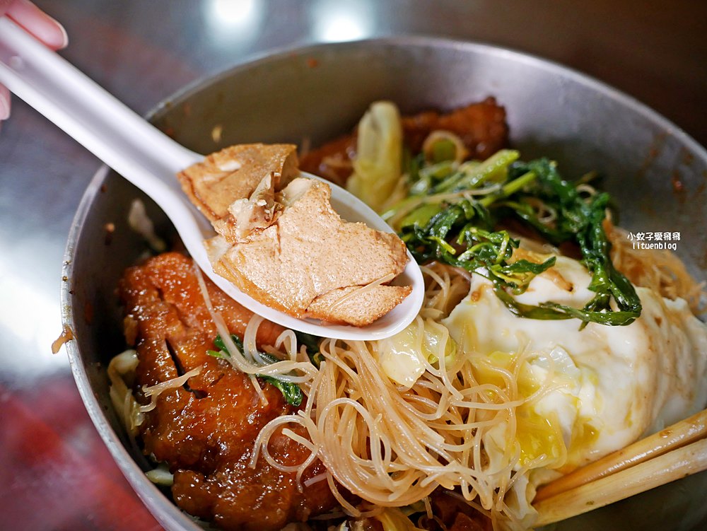 鶯歌美食「忠孝排骨飯」懷舊系炸排骨浸滷汁，三鶯線鶯桃福德站