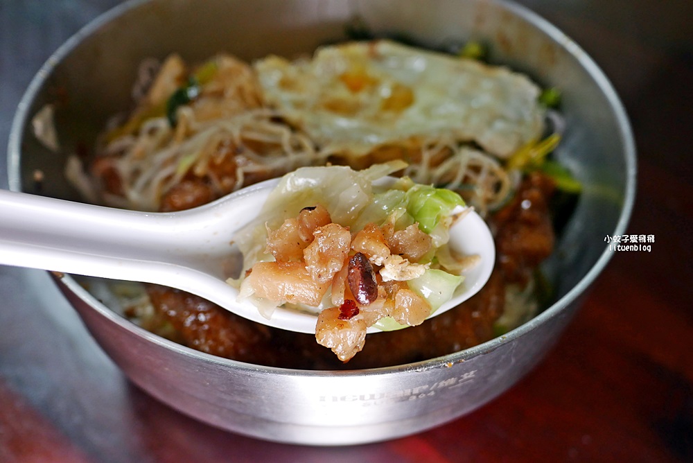 鶯歌美食「忠孝排骨飯」懷舊系炸排骨浸滷汁,三鶯線鶯桃福德站 鶯歌美食「忠孝排骨飯」懷舊系炸排骨浸滷汁,三鶯線鶯桃福德站